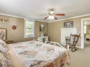 2 Mi to Lake: Lineville Farmhouse w/ Fire Pit