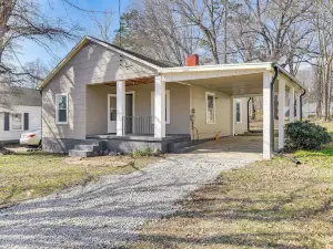 Close to Shops, Eats & Hospital: Roxboro Retreat