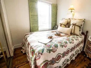 Lakefront Cottage with Cozy Interior and Jacuzzi in Dresden, New York