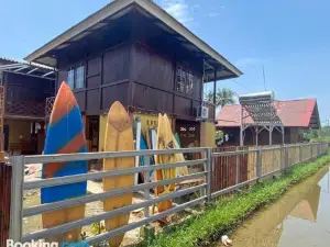 Arya's Surf Camp Cimaja