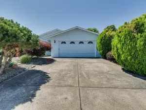 Charming Rogue Valley Home in Central Point!