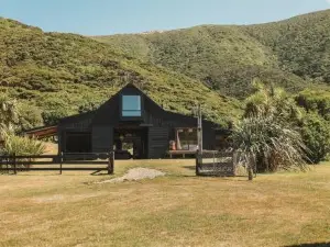 Remote Island Stay - Boutique Accommodation