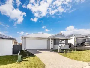 Convenient Brandnew 4 Beds House, 5 Mins to Mall