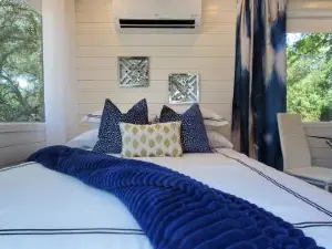 The Tiny 'Tainer - Tiny Container Home w. Hot Tub!