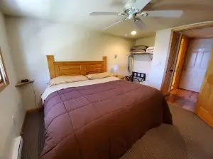 Enjoy a relaxing vacation on a lake (1 Bedroom (sleeps 4) )