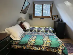 Mountain Bliss is a Quiet Mountain Retreat, Sleeps 7, Hot Tub, Pet Friendly