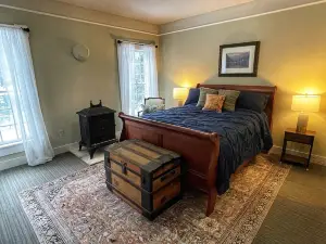 Basil Brook: Colonial-Chic House - near Jay Peak!