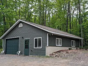 Hilltop Hideaway- Cozy updated waterfront retreat on Tiger Cat Chain of Lakes