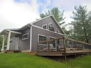 3-bedroom cottage with WiFi, AC at Big Star Lake, Near Hunting & Fishing