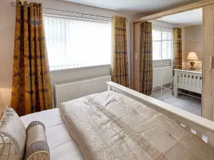 Host & Stay - Sandling Court
