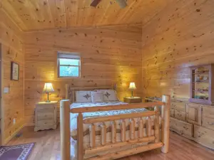 Secluded Serenity - WiFi, Fire Pit, Hot Tub