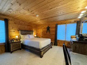 Exclusive Lake Access and Arcade Paradise - Charming Enchanting