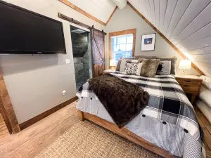 Luxury Ski In / Ski Out Log Cabin w/ Private Hot Tub. Sleeps 6!