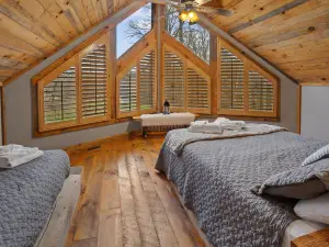 Tranquil Getaway and Stunning Craftsmanship - Serene Cabin Retreat
