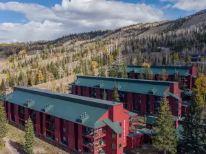 Mountain Views and Game Room - Luxurious Ski-in Escape