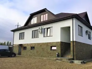 Guesthouse on Rodnikovaya 9