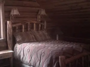 Private Mountain Log Cabin  perfect for: a Small Family,or Romantic Retreat.