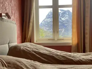 Spectacular Norwegian Fjord with unbeatable view, sauna and hot tub