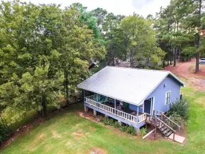 Doyline Cottage w/ Large Porch & Lake Access!