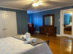 Charming 4-bedroom cottage with WiFi, AC in brilliant Munfordville