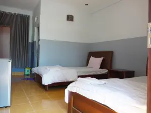 Van Long Lakeside View Guesthouse
