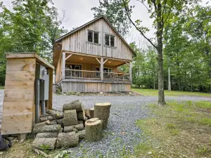 Lovely Ulster Cabin w/ Hot Tub, Fire Pit & 3 Ponds