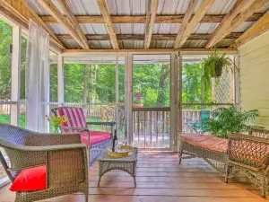 'The Country Cottage in Union Mills w/ Porch!