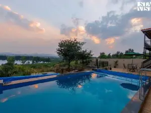 StayVista's Harvest Haven - Pool-View Villa with Deck & Machan near Sula