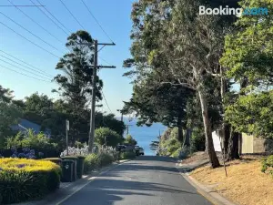 Capelink Beach House-Atop Prestigious Oliver's Hill