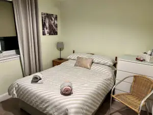 Cozy Furnished Double Bedroom in Charming Lower Villa Apartment