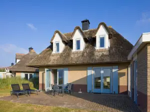 Restyled villa in Julianadorp near the sea
