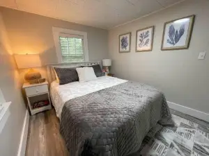 Spacious 1 Bedroom Close to Everything 4