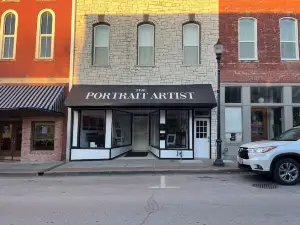 Cozy studio in enchanting downtown Warrensburg with full kitchen, AC, WiFi