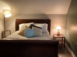 Eclectic Apartment- 2-4 friends- Family centered. Safe Neighborhood