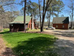 Peaceful Cabin, close to Angier, Fuquay and Holly Springs. Campbell U. nearby.