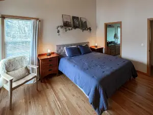 Delightful riverfront home with dock, game room, fast WiFi, kayaks & grill