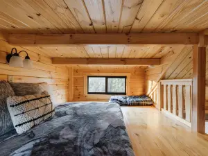 Secluded Chalet - Hot Tub, Deck, Private Lake