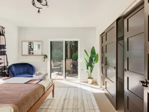 Bright Living Space and Private Yard - Charming Modern Retreat