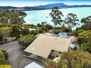 Exquisite Coastal Retreat: Waterfront Coningham Oasis near Bruny & Hobart