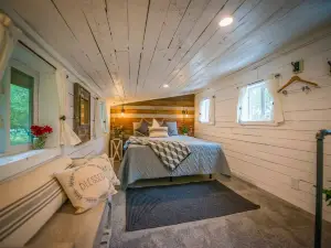 Cozy Cabin Little Red Hen 12 Min to Magnolia