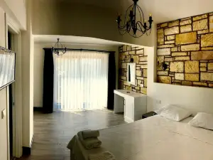 Victoria Hotel and Lounge