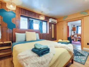 Walk to Trails: Artsy Mtn-view Getaway in Vernon!