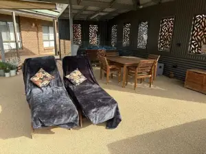 Semi-private half house with games room & outdoor jacuzzi in Maiden Gully, Bendigo