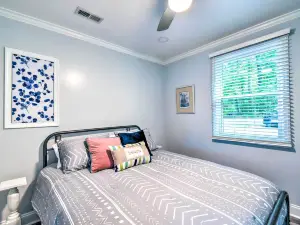 คอทเทจริมน้ำที่สบายกับท่าเรือขนาดเล็ก!