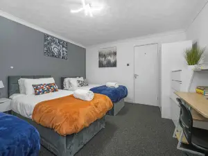 Milton Keynes 2BR Free Parking Contractor Friendly