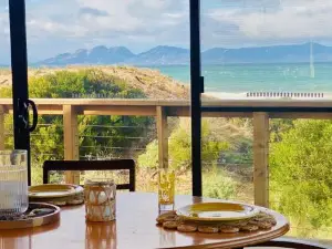 IdleWild - Secluded Absolute Beachfront Escape