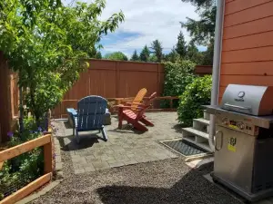 Sunkissed - 90 Seconds to Beach, Firepit, Privacy Fenced Yard, Gardens