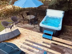 Cozy House with Hot Tub