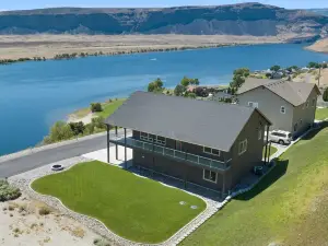 180 degree unobstructed breathtaking panoramic view of the Columbia River.
