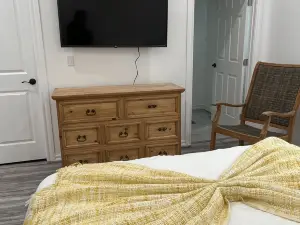 The Ritzy Villa! Walking distance to downtown!